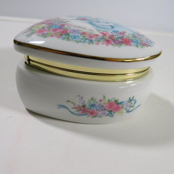 Swan Heart Ceramic Jewelry Box Music Box "Love is a many Splendored Thing" - Picture 6 of 9